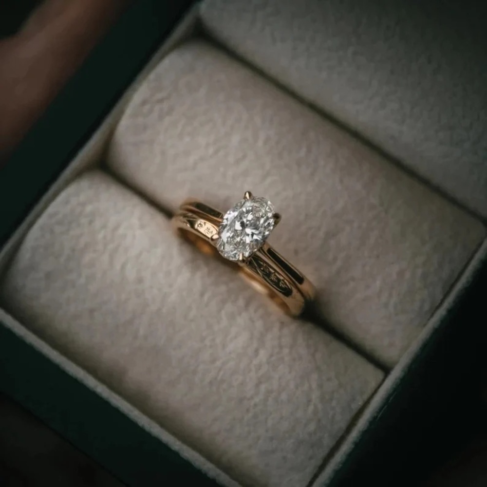 Vintage style oval wedding ring set